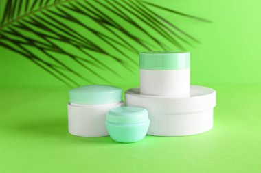 Renk arka planda tropikal yaprak ile vücut kremi