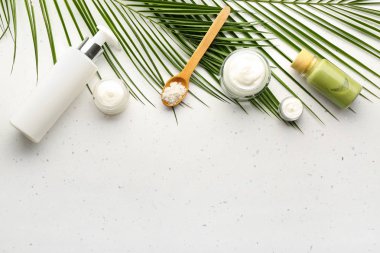 Hafif arkaplanda doğal kozmetik ürünleri içeren kompozisyon