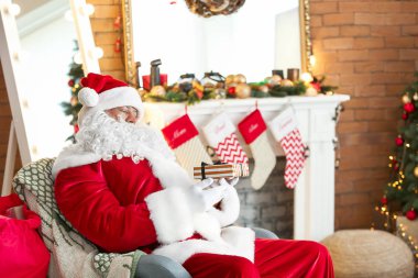 Noel Baba hediye Noel için dekore edilmiş oda ile
