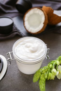 Koyu masa üzerinde doğal krem Kavanoz
