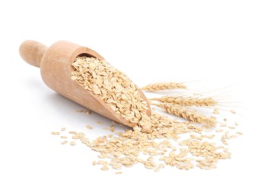 Beyaz arka planda çiğ yulaf ezmeli kepçe