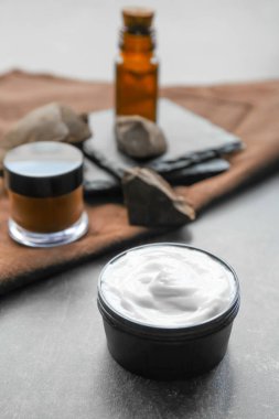 Gri arka planda doğal krem kavanozu