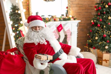 Noel Baba hediye Noel için dekore edilmiş oda ile