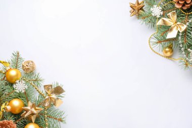 Beyaz arka planda güzel bir Noel kompozisyonu