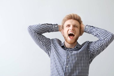 Hafif arka planda stresli genç adam