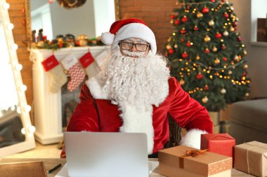 Noel Baba noel için dekore odada dizüstü bilgisayar ile Noel Baba