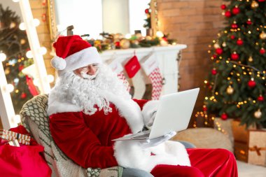 Noel Baba noel için dekore odada dizüstü bilgisayar ile Noel Baba