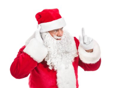 Beyaz arka plan üzerinde bir şey duymaya çalışan Noel Baba Portresi