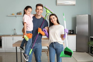 Mutfakta temizlik malzemeleri ile aile portresi