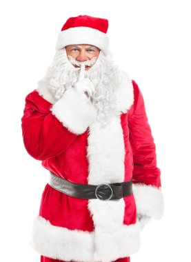 Beyaz arka planda sessizlik jesti gösteren Noel Baba Portresi