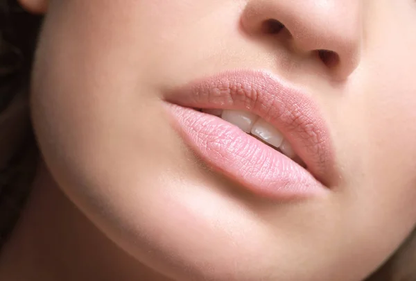 Ung kvinna med vackra läppar, närbild — Stockfoto