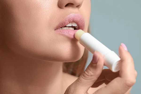 Beautiful young woman applying lipstick, closeup — Stock Photo, Image