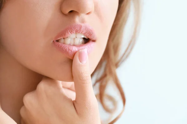 Jovem com lábios bonitos, close-up — Fotografia de Stock