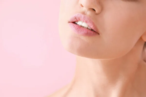 Young woman with beautiful lips on color background, closeup — Stock Photo, Image