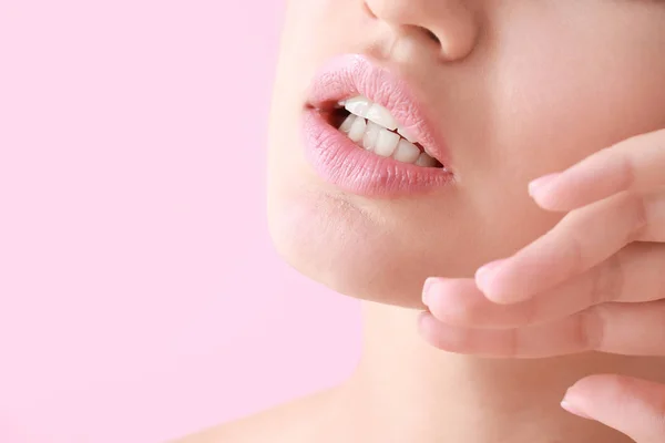 Mujer joven con hermosos labios sobre fondo de color, primer plano — Foto de Stock