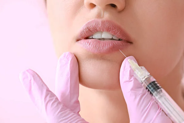 Junge Frau erhält Injektion von Füllstoff in Lippen, Nahaufnahme — Stockfoto