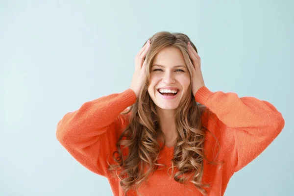 Retrato de mujer joven feliz sobre fondo de color —  Fotos de Stock