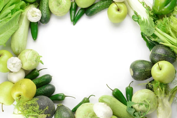 Telaio realizzato con verdure fresche su sfondo bianco — Foto Stock
