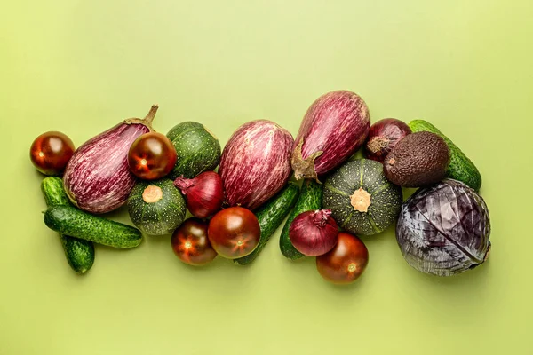 Sortiment av färska grönsaker på färg bakgrund — Stockfoto