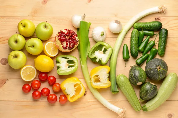 Assortimento di frutta e verdura fresca su fondo di legno — Foto Stock