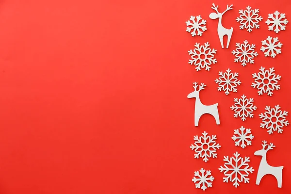 Renkli arka planda kar taneleri ve geyik şeklinde Noel dekor — Stok fotoğraf