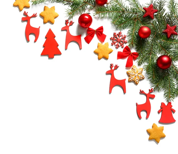 Gyönyörű karácsonyi dekoráció és a cookie-k fehér alapon — Stock Fotó