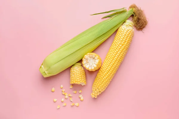 Świeże kolby kukurydzy na tle koloru — Zdjęcie stockowe