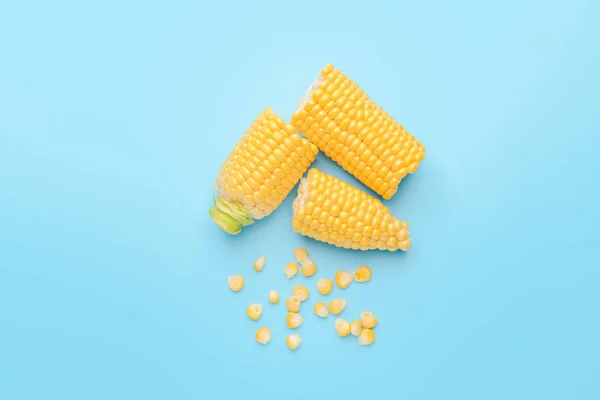 Świeżo krojona kolba kukurydzy na tle koloru — Zdjęcie stockowe