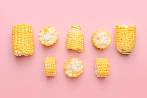 Свежий початок кукурузы на цветном фоне — стоковое фото
