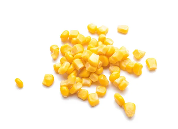 Свежие зерна кукурузы на белом фоне — стоковое фото