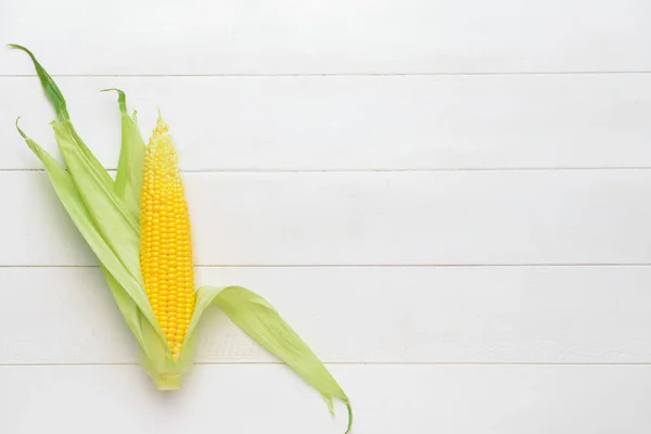 Fresh corn cob on white wooden background — Stock Photo, Image