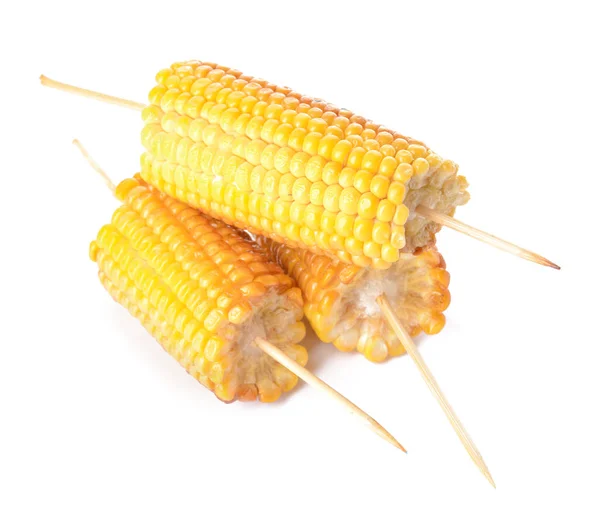 Beyaz arka planda lezzetli ızgara mısır koçanları ile Sticks — Stok fotoğraf