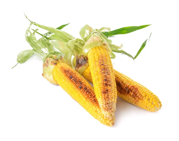 Sabrosas mazorcas de maíz a la parrilla sobre fondo blanco —  Fotos de Stock