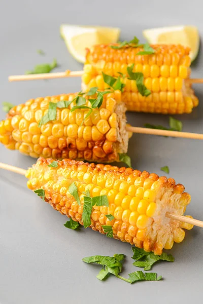 Tasty grilled corn cobs on plate, closeup — Stock Photo, Image