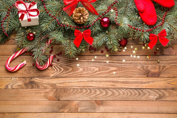 Όμορφη Χριστουγεννιάτικη σύνθεση σε ξύλινο φόντο — Φωτογραφία Αρχείου