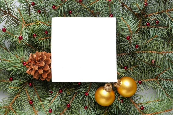 전나무 가지와 크리스마스 장식 빈 인사말 카드 — 스톡 사진