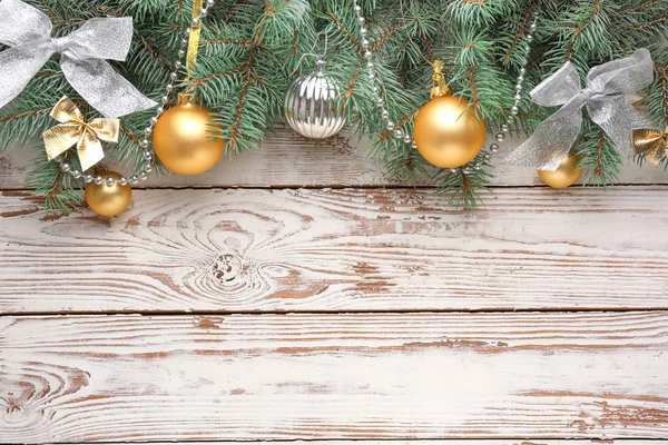 Bela composição de Natal no fundo de madeira branco — Fotografia de Stock