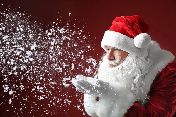 Портрет Санта-Клауса граючи з снігу на колір фону — стокове фото