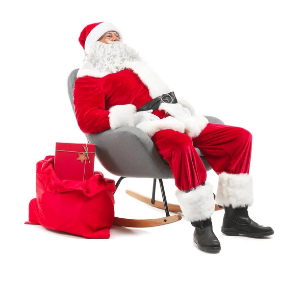 Retrato de Papai Noel sentado em poltrona contra fundo branco — Fotografia de Stock