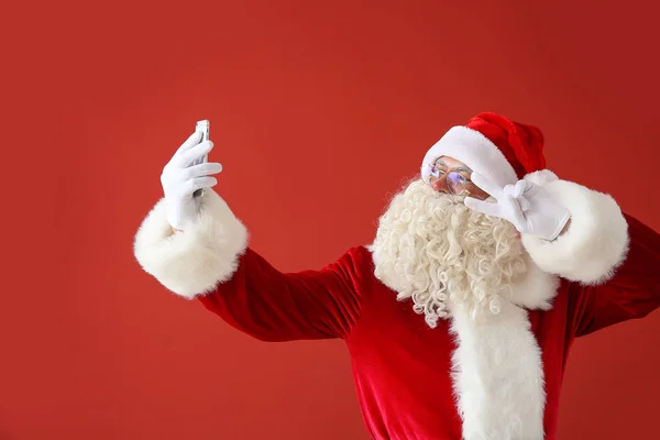 Portrét Santa Klause, který si dělal na barevném pozadí — Stock fotografie
