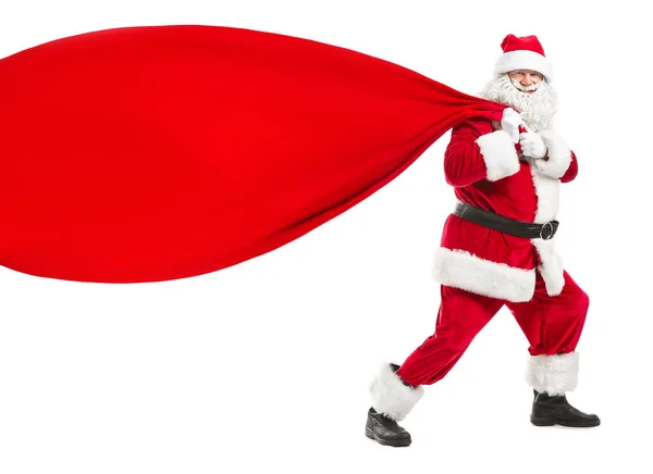 Porträt des Weihnachtsmannes, der eine große Tasche auf weißem Hintergrund zieht — Stockfoto