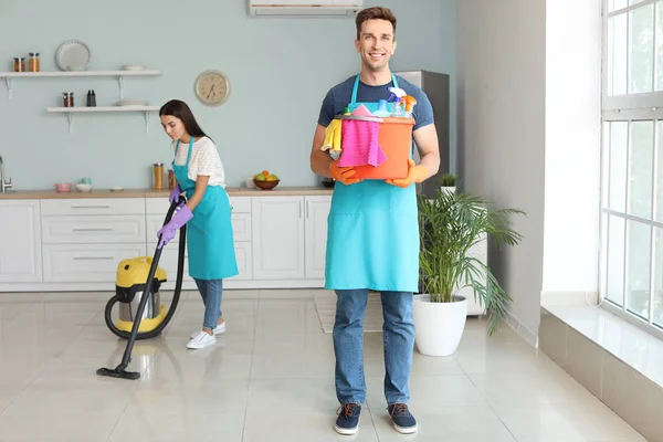 Young couple cleaning kitchen together — Stock Photo, Image