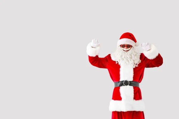 Retrato de Papai Noel legal no fundo claro — Fotografia de Stock