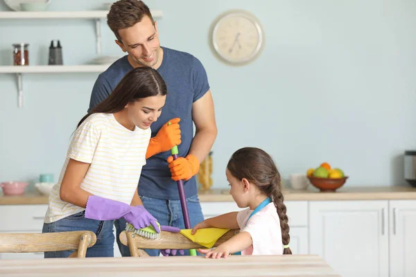 Família feliz cozinha de limpeza juntos — Fotografia de Stock
