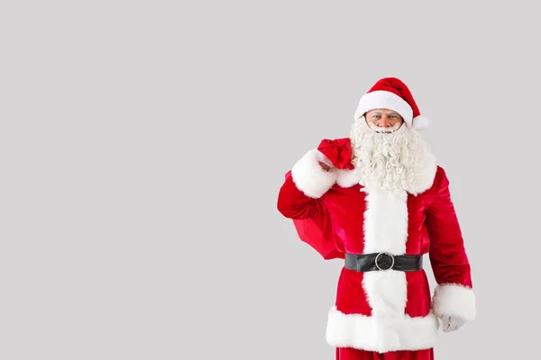 Porträt des Weihnachtsmannes mit Tasche auf hellem Hintergrund — Stockfoto