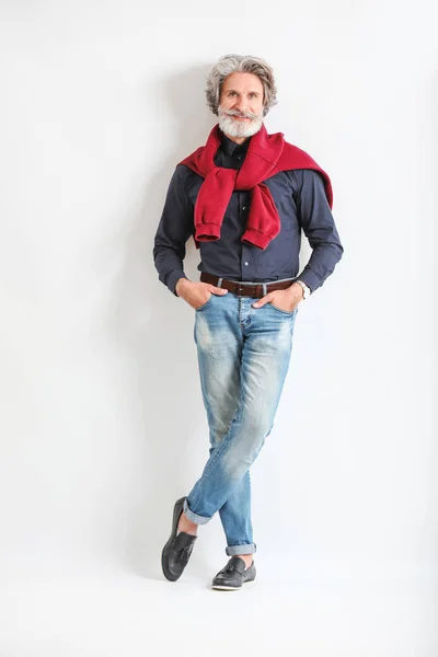 Uomo anziano alla moda su sfondo chiaro — Foto Stock