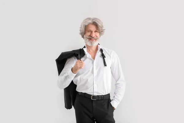 Uomo anziano alla moda in abito elegante su sfondo chiaro — Foto Stock
