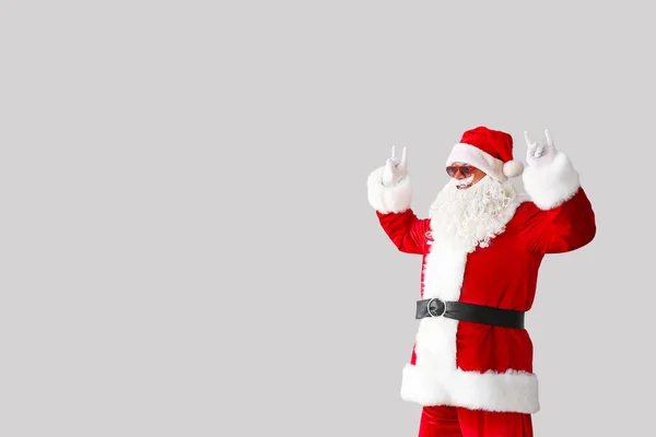 Işık arka planda serin Noel Baba Portresi — Stok fotoğraf