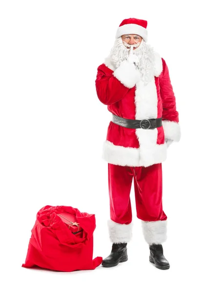 Retrato de Papai Noel mostrando gesto de silêncio sobre fundo branco — Fotografia de Stock