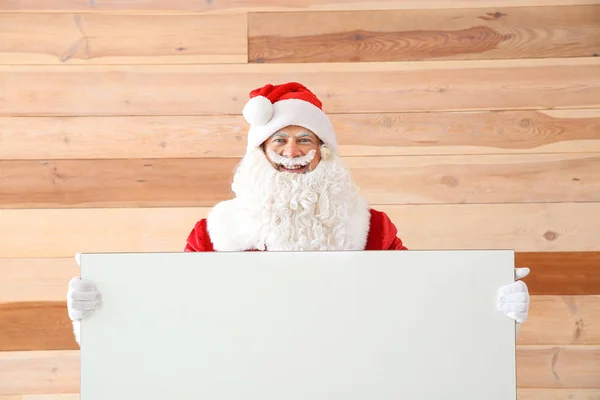 Портрет Діда Мороза з порожнім плакатом на дерев'яному фоні — стокове фото